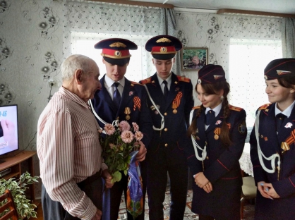 Кадеты класса имени Андрея Касимова поздравили с юбилеем труженика тыла